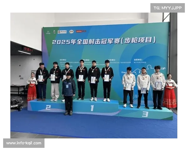 全运会现场互动活动，小球迷与冠军合影留念