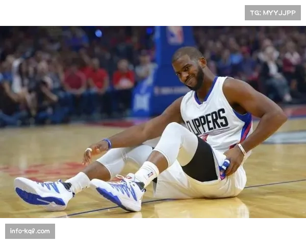 生涯最后一季？克里斯·保罗在替补席指导年轻球员进攻选择